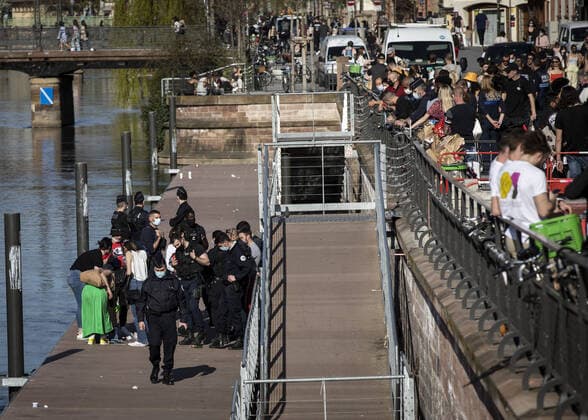 Coronavirus in Frankreich, Eindrücke aus Straßburg controle de police a strasbourg interdiction de la vente et la consommation d alcool sur la voie publique dans les 13 communes bas rhinoises de plus de 10 000 habitants. police control in strasbourg ban on the sale and consumption of alcohol on the public highway in the 13 bas rhinois municipalities with more than 10 000 inhabitants. NEWS : Controle de police a Strasbourg - 31 03 2021 ElyxandroCEGARRA PANORAMIC 