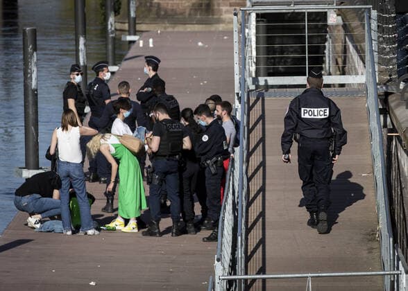 Coronavirus in Frankreich, Eindrücke aus Straßburg controle de police a strasbourg interdiction de la vente et la consommation d alcool sur la voie publique dans les 13 communes bas rhinoises de plus de 10 000 habitants. police control in strasbourg ban on the sale and consumption of alcohol on the public highway in the 13 bas rhinois municipalities with more than 10 000 inhabitants. NEWS : Controle de police a Strasbourg - 31 03 2021 ElyxandroCEGARRA PANORAMIC 