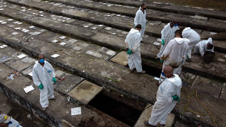 March 31, 2021, sao paulo, sao paulo, Brazil: employees of the Nova Cachoeirinha cemetery, the second largest in Sao Paulo, Brazil, remove bones from old graves to make room for new deaths by covid19. According to officials, the site will only perform exhumations to be able to free serious and return to meet demand. City Hall says that burials of people who already have serious and children s burials continue to take place. sao paulo Brazil - ZUMAo70_ 20210331_zap_o70_006 Copyright: xDarioxOliveirax
