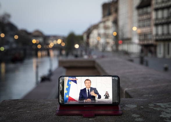 Coronavirus und Frankreich, Emmanuel Macron TV-Ansprache photos d illustration dans les Rues de la ville de Strasbourg Emmanuel Macron s est adresse directement aux Francais ce mercredi 31 mars lors d une allocution televisee. Emmanuel Macron spoke directly to the French people on Wednesday 31 March in a televised address. NEWS: Emmanuel Macron sur TF1 - Strasbourg - 31 03 2021 ElyxandroCEGARRA PANORAMIC 
