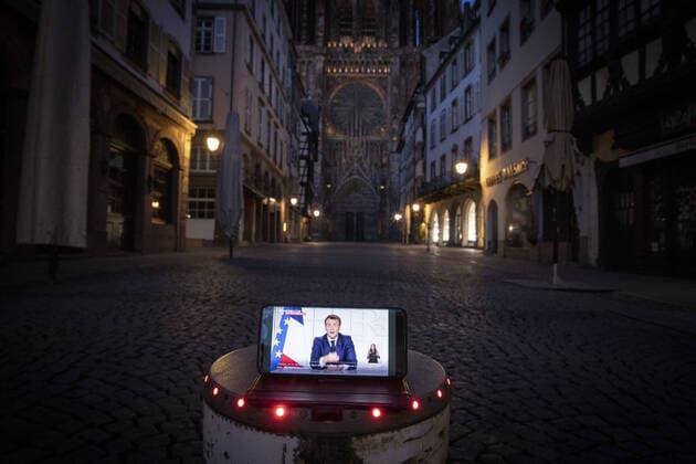 Coronavirus und Frankreich, Emmanuel Macron TV-Ansprache photos d illustration dans les Rues de la ville de Strasbourg Emmanuel Macron s est adresse directement aux Francais ce mercredi 31 mars lors d une allocution televisee. Emmanuel Macron spoke directly to the French people on Wednesday 31 March in a televised address. NEWS: Emmanuel Macron sur TF1 - Strasbourg - 31 03 2021 ElyxandroCEGARRA PANORAMIC 