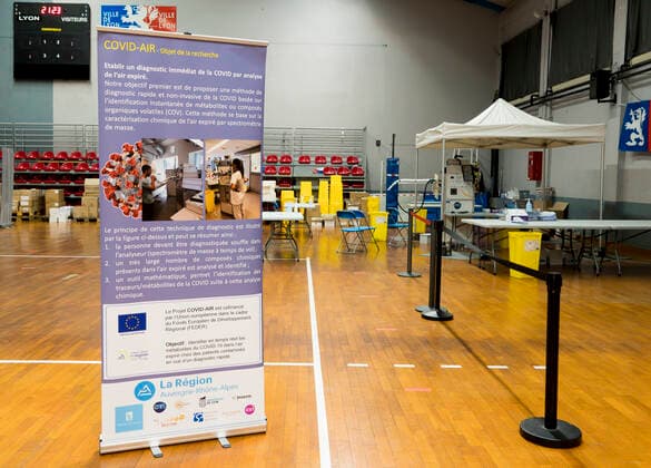 Coronavirus in Frankreich, neues Impfzentrum im Palais des Sports in Lyon NEWS : Covid 19 : Lyon augmente la cadence a 2000 vaccination par jour en reorganisant en une nuit son centre de depistage et de vaccination - Palais des Sports - Lyon 31 03 2021 NEWS : Covid 19 : Lyon increases the rate to 2000 vaccinations per day by reorganising its screening and vaccination centre overnight - Palais des Sports - Lyon 31 03 2021 NEWS : Centre de depistage et de vaccination - Palais des Sports - Lyon 31 03 2021 SandrineThesillat Panoramic 