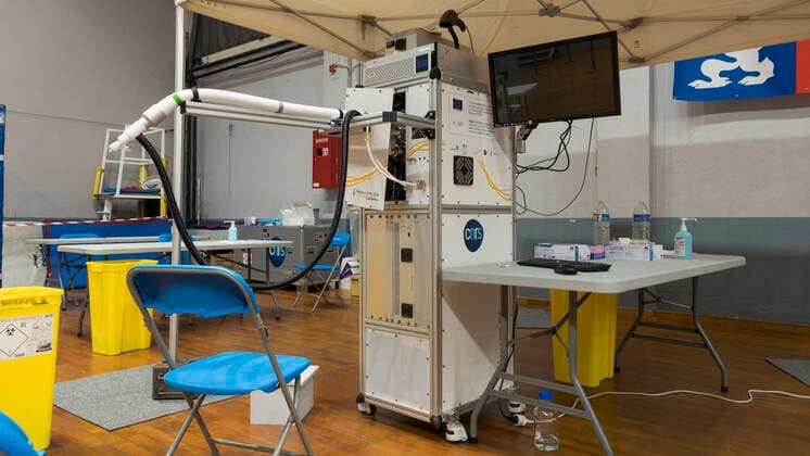 Coronavirus in Frankreich, neues Impfzentrum im Palais des Sports in Lyon NEWS : Covid 19 : Lyon augmente la cadence a 2000 vaccination par jour en reorganisant en une nuit son centre de depistage et de vaccination - Palais des Sports - Lyon 31 03 2021 NEWS : Covid 19 : Lyon increases the rate to 2000 vaccinations per day by reorganising its screening and vaccination centre overnight - Palais des Sports - Lyon 31 03 2021 NEWS : Centre de depistage et de vaccination - Palais des Sports - Lyon 31 03 2021 SandrineThesillat Panoramic 