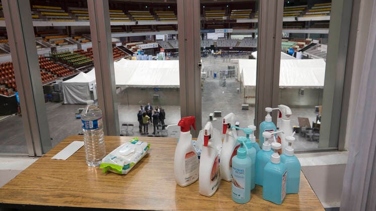 Coronavirus in Frankreich, neues Impfzentrum im Palais des Sports in Lyon NEWS : Covid 19 : Lyon augmente la cadence a 2000 vaccination par jour en reorganisant en une nuit son centre de depistage et de vaccination - Palais des Sports - Lyon 31 03 2021 NEWS : Covid 19 : Lyon increases the rate to 2000 vaccinations per day by reorganising its screening and vaccination centre overnight - Palais des Sports - Lyon 31 03 2021 NEWS : Centre de depistage et de vaccination - Palais des Sports - Lyon 31 03 2021 SandrineThesillat Panoramic 