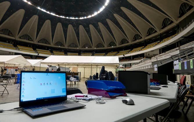 Coronavirus in Frankreich, neues Impfzentrum im Palais des Sports in Lyon NEWS : Covid 19 : Lyon augmente la cadence a 2000 vaccination par jour en reorganisant en une nuit son centre de depistage et de vaccination - Palais des Sports - Lyon 31 03 2021 NEWS : Covid 19 : Lyon increases the rate to 2000 vaccinations per day by reorganising its screening and vaccination centre overnight - Palais des Sports - Lyon 31 03 2021 NEWS : Centre de depistage et de vaccination - Palais des Sports - Lyon 31 03 2021 SandrineThesillat Panoramic 