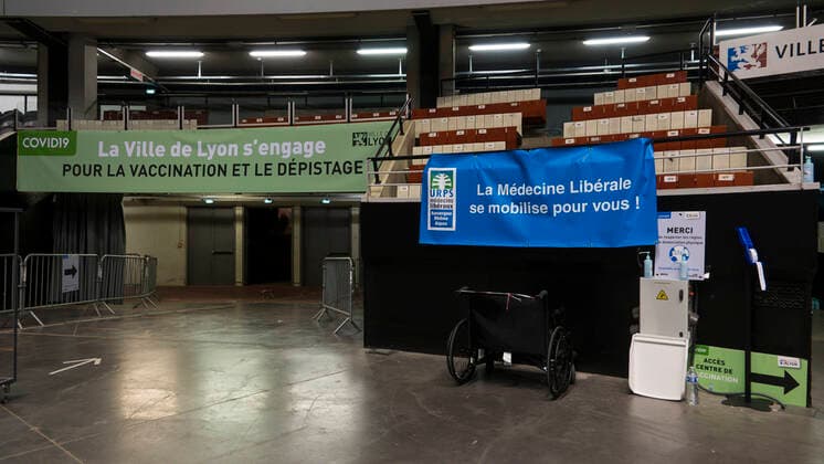 Coronavirus in Frankreich, neues Impfzentrum im Palais des Sports in Lyon NEWS : Covid 19 : Lyon augmente la cadence a 2000 vaccination par jour en reorganisant en une nuit son centre de depistage et de vaccination - Palais des Sports - Lyon 31 03 2021 NEWS : Covid 19 : Lyon increases the rate to 2000 vaccinations per day by reorganising its screening and vaccination centre overnight - Palais des Sports - Lyon 31 03 2021 NEWS : Centre de depistage et de vaccination - Palais des Sports - Lyon 31 03 2021 SandrineThesillat Panoramic 