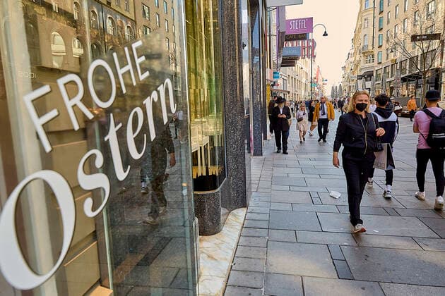 - Wien 31.03.2021 - Coronavirus Krise - Nach den weiter steigenden Infektionszahlen durch das Coronavirus werden von morgen 01.04.21 für Wien , Niederösterreich und das Burgenland neue Massnahmen in Kraft treten. Während der bis 11.04.21 dauernden sog. Osterruhe werde der Handel und alle körpernahen Dienstleistungen geschlossen bleiben. Ausgenommen Supermärkte. Apotheken, Drogerien, Banken etc. Auch dieGastronomie bleibt geschlossen. PHOTO: Zahlreiche Kunden nutzten den letzten Einkaufstag vor Ostern in der Wiener Innenstadt Vienna, Austria - Coronavirus Crisis - After the further increase in the number of infections caused by the coronavirus, new measures will come into force from tomorrow April 1st, 21st for Vienna, Lower Austria a 