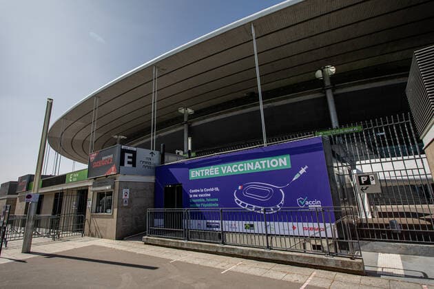 Coronavirus in Frankreich, neues Impfzentrum im Stade de France in Paris (210331) -- SAINT-DENIS (FRANCE), March 31, 2021 -- A sign of a new COVID-19 vaccination center is seen in Saint-Denis, France, on March 31, 2021. Starting from mid-April people over 60 in France will be able to get vaccinated, from May 15 the vaccination will be open to people aged between 50 and 60 and from mid-June the age limit will be lifted, said French President Emmanuel Macron on Wednesday. (Photo by Xinhua) FRANCE-SAINT-DENIS-VACCINATION CENTER AurelienxMorissard 