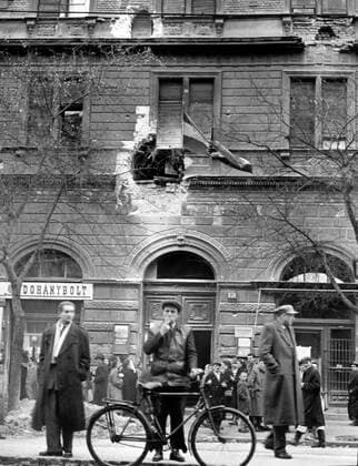 BUDAPEST 1956-11-01 The Hungarian Revolution 1956. One of the many damaged houses in Budapest. BUDAPEST HUNGARY x23x *** BUDAPEST 1956 11 01 The Hungarian Revolution 1956 One of the many damaged houses in Budapest BUDAPEST HUNGARY x23x,  Copyright: xFolkexHellbergx xDNx HUNGARY