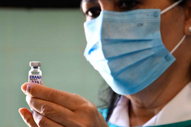 (210401) -- HAVANA, April 1, 2021 -- A medical worker presents a dose of locally made COVID-19 vaccine Soberana 02 in Havana, Cuba on March 31, 2021. The Soberana 02 vaccine has entered phase 3 clinical trials earlier in March in Havana. (Photo by Xinhua) CUBA-HAVANA-COVID-19-VACCINATION JoaquinxHernandez 
