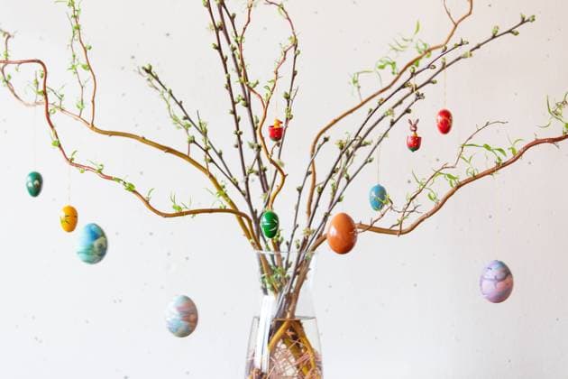 Brauch zu Ostern, Zweige in einer Vase mit Osterschmuck 01.04.202, Berlin, GER - Brauch zu Ostern, Zweige in einer Vase mit Osterschmuck, *** Custom for Easter, twigs in a vase with Easter decoration 01 04 202, Berlin, GER Custom for Easter, twigs in a vase with Easter decoration,