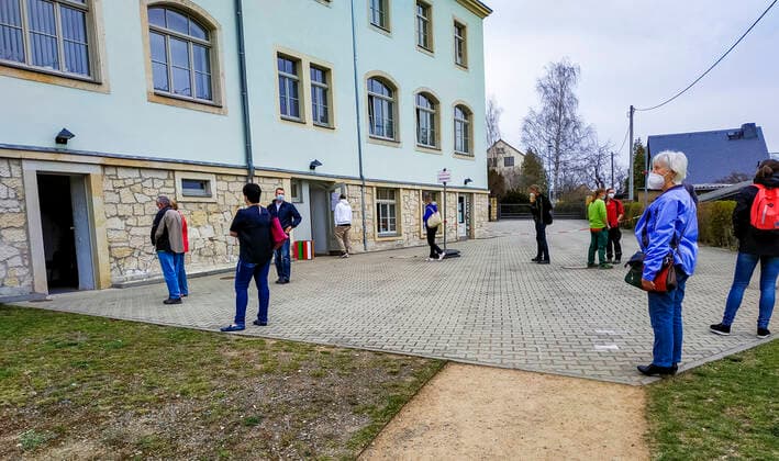 Schnelltest Zahlreiche Bürger des Landkreises Sächsische Schweiz Osterzgebirge, nehmen die Möglichkleit eines kostenlosen Corona Schnelltestes im Bürgerhaus Bannewitz, vor Ostern wahr. Bannwitz Sachsen GERMANY