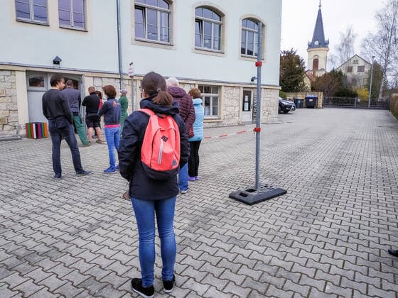 Schnelltest Zahlreiche Bürger des Landkreises Sächsische Schweiz Osterzgebirge, nehmen die Möglichkleit eines kostenlosen Corona Schnelltestes im Bürgerhaus Bannewitz, vor Ostern wahr. Bannwitz Sachsen GERMANY