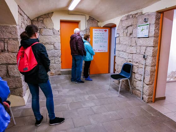 Schnelltest Zahlreiche Bürger des Landkreises Sächsische Schweiz Osterzgebirge, nehmen die Möglichkleit eines kostenlosen Corona Schnelltestes im Bürgerhaus Bannewitz, vor Ostern wahr. Bannwitz Sachsen GERMANY
