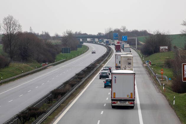 Oster 2020 Megastau vor der Grenze zu Polen auf der A 4. Damals saßen hunderte LKW Fahrer über 24 Stunden in ihren Fahrzeugen fest. Grund waren scharfe Einreisekontrollen mit Fiebermessstationen und der Überprüfung zahlreicher Dokumente. Auch zu Ostern 2021 drohte wieder ein massiver Osterstau an der Grenze zu Polen am Gründonnerstag. Doch diesmal blieb die Situation entspannt. Zwar bildete sich an der Grenzkontrollstation auf polnischer Seite ein 1-kilometerlanger Stau. Der befürchtete Megastau blieb aus. Wer aus dem Schengenraum kommt, muss einen negativen Corona-Test vorweisen, der nicht älter als 48 Stunden sein darf, heißt es vom Auswärtigen Amt. Anders als im Vorjahr sind Berufskraftfahrer bzw. Personal des Güter- und Pe