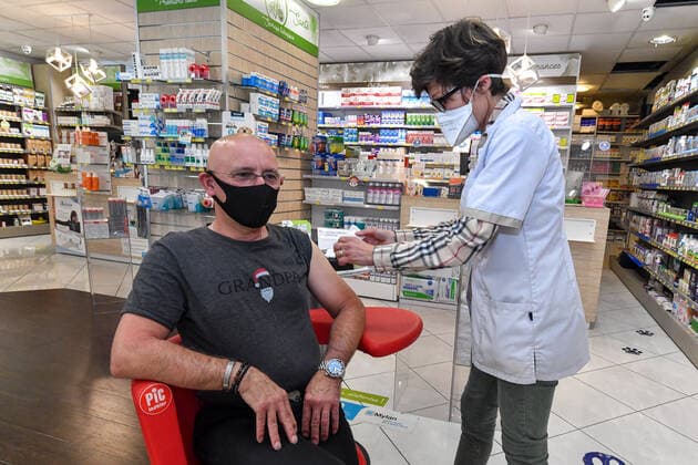 Vaccination dans la Pharmacie la Salamandre a Nice, France. Vaccination in the Pharmacy la Salamandre in Nice - 01 04 2021 NEWS : Vaccination dans la Pharmacie la Salamandre a Nice - 01 04 2021 LIONELURMAN PANORAMIC 