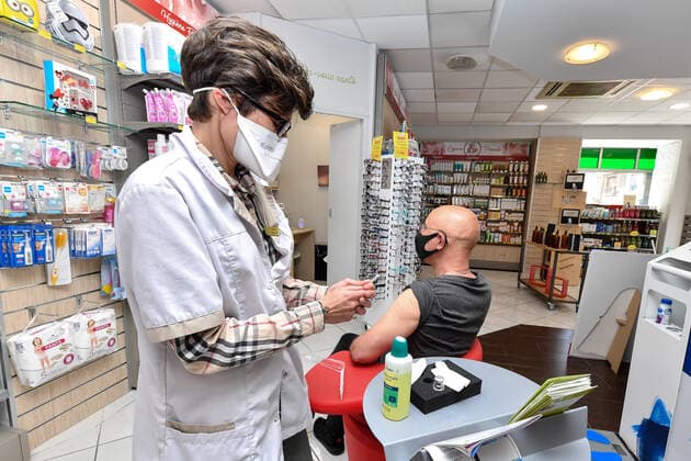 Vaccination dans la Pharmacie la Salamandre a Nice, France. Vaccination in the Pharmacy la Salamandre in Nice - 01 04 2021 NEWS : Vaccination dans la Pharmacie la Salamandre a Nice - 01 04 2021 LIONELURMAN PANORAMIC 