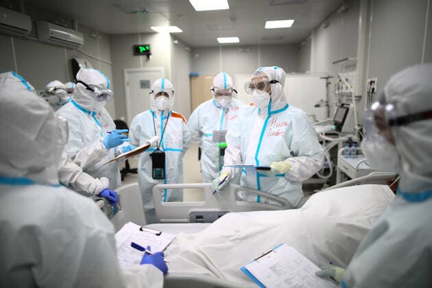 MOSCOW, RUSSIA - APRIL 1, 2021: Medical workers are seen at a temporary COVID-19 hospital at the Sokolniki Exhibition and Convention Center. The treatment facility has a reserve hospital and an observation center; its capacity is 550 beds, including 18 for intensive therapy patients. Sergei Bobylev TASS  TS0FB396