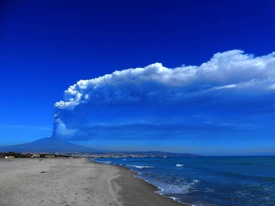 Bilder des Jahres 2021, News 04 April News Themen der Woche KW13 News Bilder des Tages (210401) -- SICILY, April 1, 2021 () -- Photo taken on April 1, 2021 shows the Mount Etna volcano during the eruption in Sicily, Italy. (Str ) ITALY-SICILY-ETNA VOLCANO Xinhua 