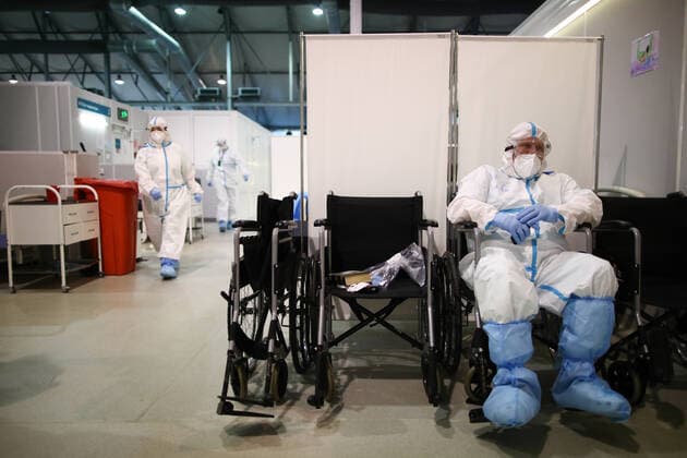MOSCOW, RUSSIA - APRIL 1, 2021: Medical workers are seen at a unit of a temporary COVID-19 hospital at the Sokolniki Exhibition and Convention Center. The treatment facility has a reserve hospital and an observation center; its capacity is 550 beds, including 18 for intensive therapy patients. Sergei Bobylev TASS  TS0FB3BC