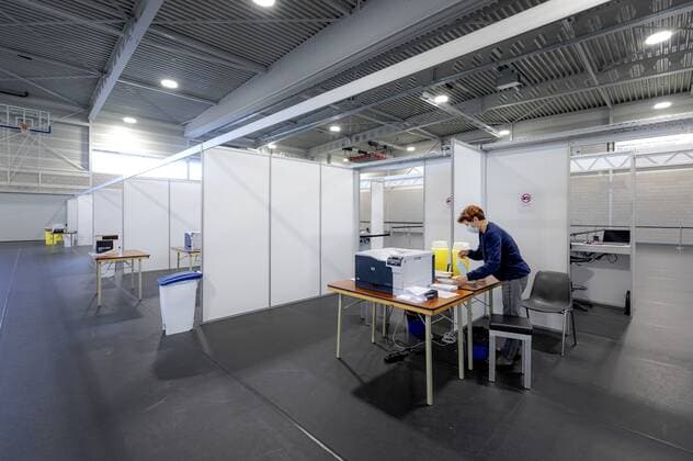 ALMERE - Een medewerker van de GGD in een vaccinatielocatie. Het is relatief rustig op de priklocaties, hoewel er voldoende coronavaccins beschikbaar zijn. Minder mensen dan verwacht maken een afspraak om zich te laten vaccineren. ANP ROBIN VAN LONKHUIJSEN Copyright: xHollandsexHoogtex xxANPx x429779595x