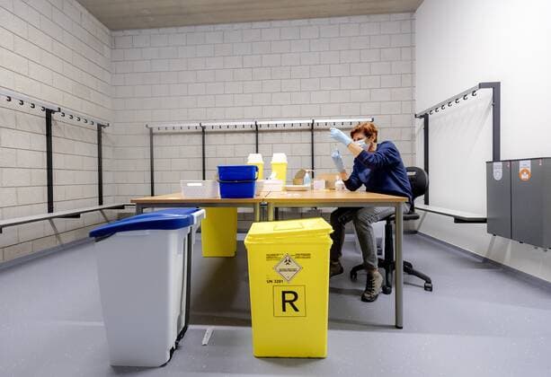 ALMERE - Een medewerker van de GGD maakt spuiten klaar met het AstraZeneca vaccin in een vaccinatielocatie. Het is relatief rustig op de priklocaties, hoewel er voldoende coronavaccins beschikbaar zijn. Minder mensen dan verwacht maken een afspraak om zich te laten vaccineren. ANP ROBIN VAN LONKHUIJSEN Copyright: xHollandsexHoogtex xxANPx x429780375x