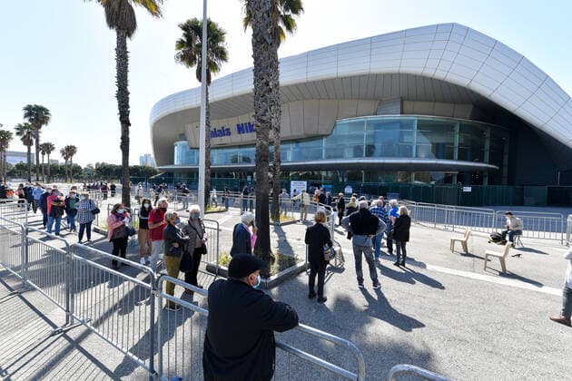 Mass vaccination at the Palais Nikaia, Performance & Event Venue in Nice, France. COVID-19 in France: Vaccination in Nice. 266583 2021-04-01 _sans_perso  Copyright: xL.Urmanx xStarfacex STAR_266583_021