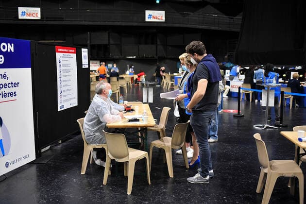 Mass vaccination at the Palais Nikaia, Performance & Event Venue in Nice, France. COVID-19 in France: Vaccination in Nice. 266583 2021-04-01 _sans_perso  Copyright: xL.Urmanx xStarfacex STAR_266583_040