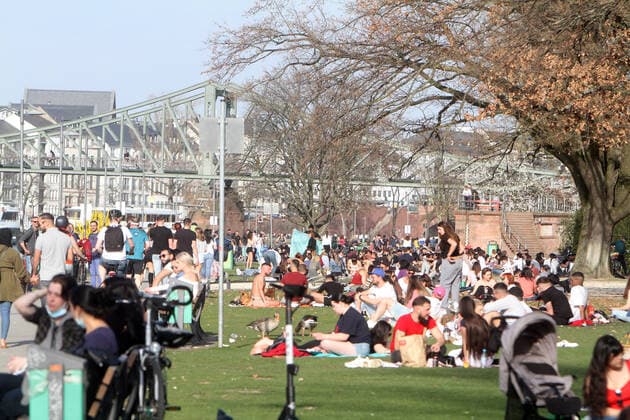 Hohe Temperaturen und strahlender Sonnenschein lockten in Frankfurt viele Menschen an das Mainufer und auf die Liegewiese. Die geltenden Abstandsregeln und Maskenpflicht wurden oftmals nicht eingehalten, Hessen, Deutschland