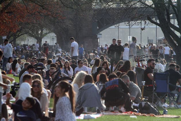 News Bilder des Tages Hohe Temperaturen und strahlender Sonnenschein lockten in Frankfurt viele Menschen an das Mainufer und auf die Liegewiese. Die geltenden Abstandsregeln und Maskenpflicht wurden oftmals nicht eingehalten, Hessen, Deutschland