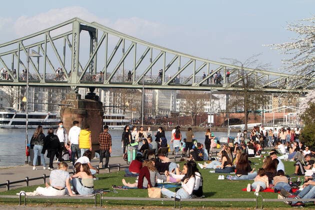 Hohe Temperaturen und strahlender Sonnenschein lockten in Frankfurt viele Menschen an das Mainufer und auf die Liegewiese. Die geltenden Abstandsregeln und Maskenpflicht wurden oftmals nicht eingehalten, Hessen, Deutschland