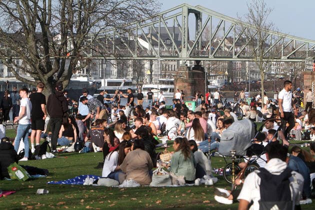 Hohe Temperaturen und strahlender Sonnenschein lockten in Frankfurt viele Menschen an das Mainufer und auf die Liegewiese. Die geltenden Abstandsregeln und Maskenpflicht wurden oftmals nicht eingehalten, Hessen, Deutschland