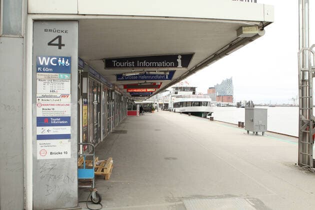 Die nahezu menschenleeren Anleger an den Landungsbrücken während des Lockdowns. Altona Hamburg