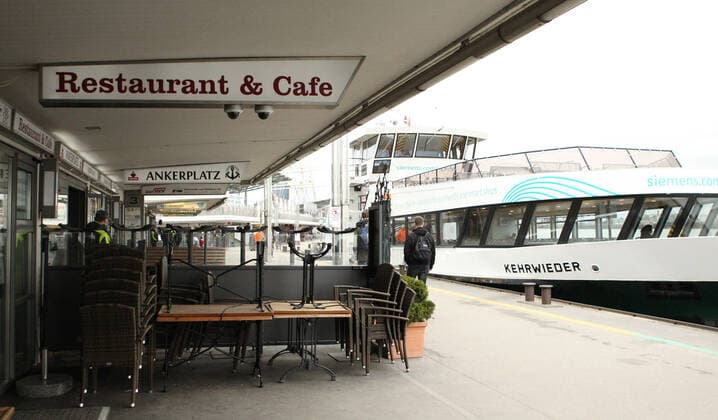 Während des Lockdowns geschlossene Gastronomie am Hamburger Hafen. Altona Hamburg