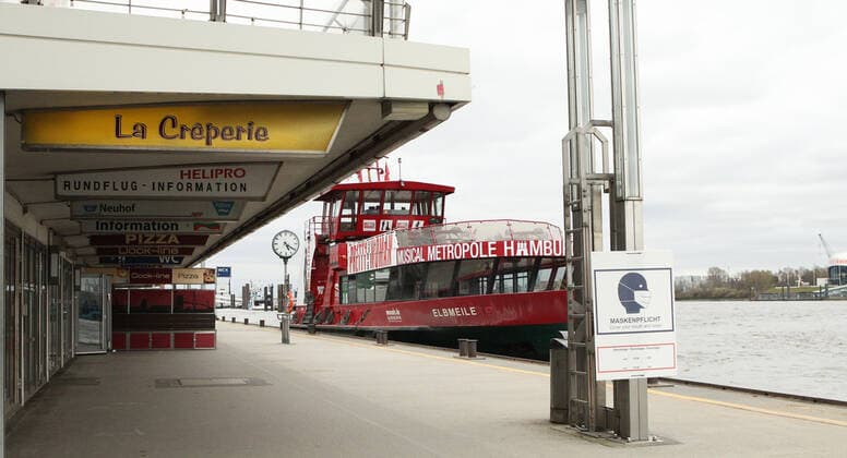 Während des Lockdowns geschlossene Gastronomie am Hamburger Hafen. Altona Hamburg