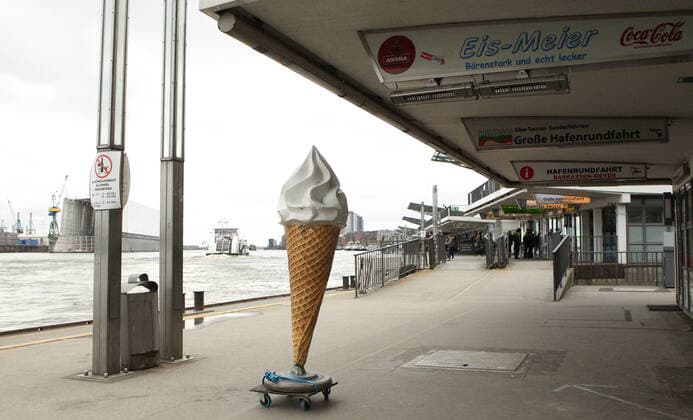 Während des Lockdowns geschlossene Gastronomie am Hamburger Hafen. Altona Hamburg