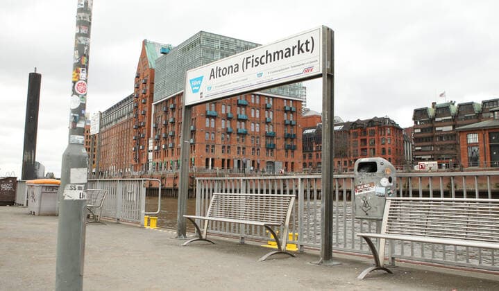 Nahezu menschenleere Fährstation Altona Fischmarkt während des Lockdowns. Altona Hamburg