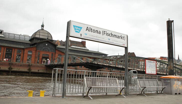 Nahezu menschenleere Fährstation Altona Fischmarkt während des Lockdowns. Altona Hamburg