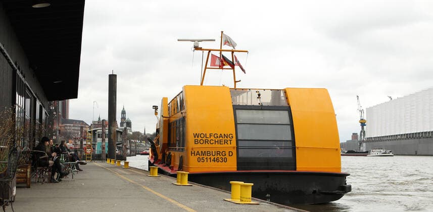Nahezu menschenleere Fährstation Altona Fischmarkt während des Lockdowns. Altona Hamburg