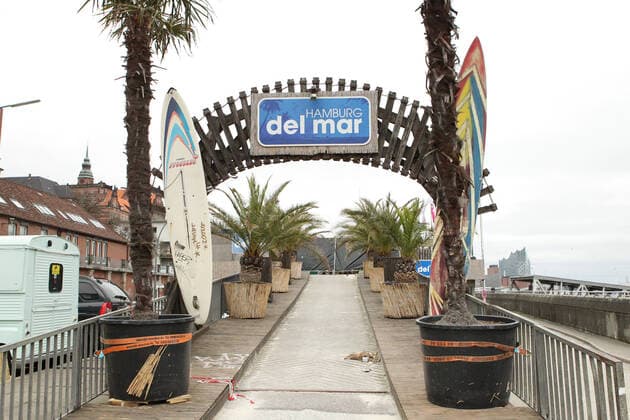 Der während des Lockdowns geschlossene Beachclub HAMBURG del Mar am Hamburger Hafen. Altona Hamburg