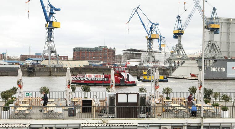 Während des Lockdowns geschlossene Gastronomie am Hamburger Hafen. Altona Hamburg