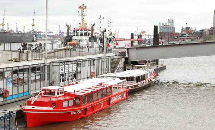 Barkassen liegen während des Lockdowns an den Anlegern an den Landungsbrücken. Altona Hamburg
