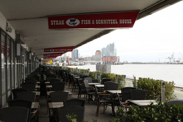 Während des Lockdowns geschlossene Gastronomie am Hamburger Hafen. Altona Hamburg