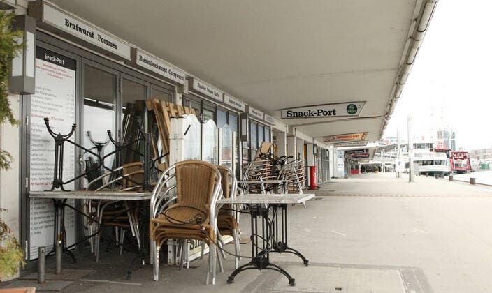Während des Lockdowns geschlossene Gastronomie am Hamburger Hafen. Altona Hamburg