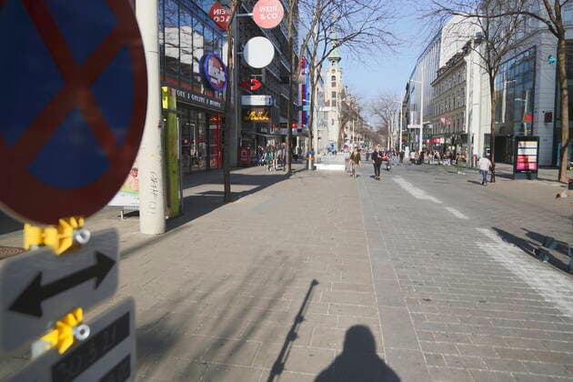 Wien Coronakrise:: Osterruhe 4. harter Lockdown - erster Tag Wien, 1.4.2021 Corona-Pandemie, Corona, Corona-Virus, CoV 2, Covid 19, Sars, Virus, Virusinfektion, Pandemie, CoronakriseKrise, Viruserkrankung, Coronavirus, SARS-CoV-2 Mariahilferstraße, Mariahilfer Straße leere Geschäftsstraße Wien Austria