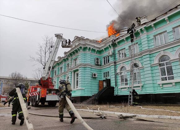 Bilder des Jahres 2021, News 04 April News Themen der Woche KW13 News Bilder des Tages BLAGOVESHCHENSK, RUSSIA - APRIL 2, 2021: Firefighters tackle a fire at a cardiac surgery centre on Gorkogo Street, patients and personnel being evacuated. Russian Emergencies Ministry Main Office for Amur Region TASS THIS IMAGE WAS PROVIDED BY A THIRD PARTY. EDITORIAL USE ONLY  TS0FB3F4