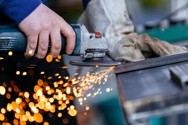 Das Handwerk bildet mit seinen vorwiegend kleinen und mittleren Betrieben das Kernstück der deutschen Wirtschaft. Viele Betriebe sind durch die harten Corona-Maßnahmen wirtschaftlich betroffen und müssen Coronahilfen beantragen. Im Bild ein Winkelschleifer, der Funken sprüht. (Themenbild, Symbolbild) Berlin, 01.04.2021 *** The skilled trades, with their predominantly small and medium-sized businesses, form the core of the German economy Many businesses have been economically affected by the harsh Corona measures and have to apply for Corona aid In the picture, an angle grinder that sparks Topic picture, symbol picture Berlin, 01 04 2021 Foto:xC.xHardtx xFuturexImage
