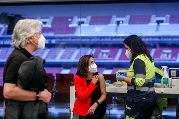 A sanitary vaccinates the Minister of Defence, Margarita Robles in the Wanda Metropolitano, in Madrid (Spain), on April 1, 2021. Margarita Robles was summoned to be vaccinated this Thursday within the health plan of the Community of Madrid, which administers the first dose of the AstraZeneca vaccine to people aged between 60 and 65 years. 01 APRIL 2021 Ricardo Rubio LagenciaEP 04 01 2021 Madrid Madrid Spain Copyright: xRicardoxRubiox 3629322