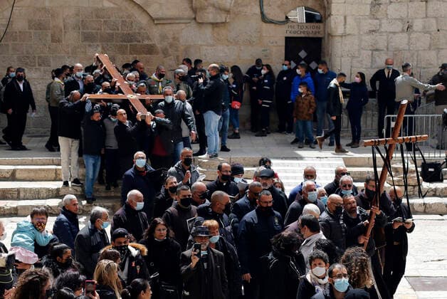 Bilder des Jahres 2021, News 04 April News Themen der Woche KW13 News Bilder des Tages April 2, 2021, Jerusalem, West Bank, Palestinian Territory: Christian worshippers take part in a Good Friday procession along the Via Dolorosa amid eased coronavirus disease (COVID-19) restrictions, during Easter Holy Week in Jerusalem s Old City April 2, 2021. Good Friday is the one of the highest religious holidays observed by Christians all over the world, commemorating the crucifixion of Jesus Christ Jerusalem Palestinian Territory - ZUMAap3_ 20210402_zaf_ap3_019 Copyright: xJamalxAwadx