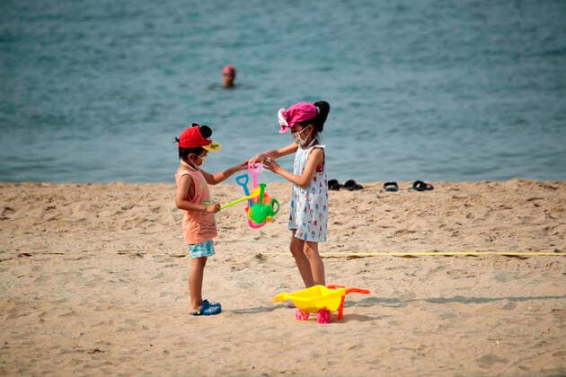Beach reopen in Hong Kong under COVID-19 pandemic Hong Kong, China, Apr 02: Beach goers wear surgical mask play at the Gold Coast Beach in Hong Kong. Hong Kong China 6449_236305 Copyright: xKevinxOnxManxLee PentaxPressx